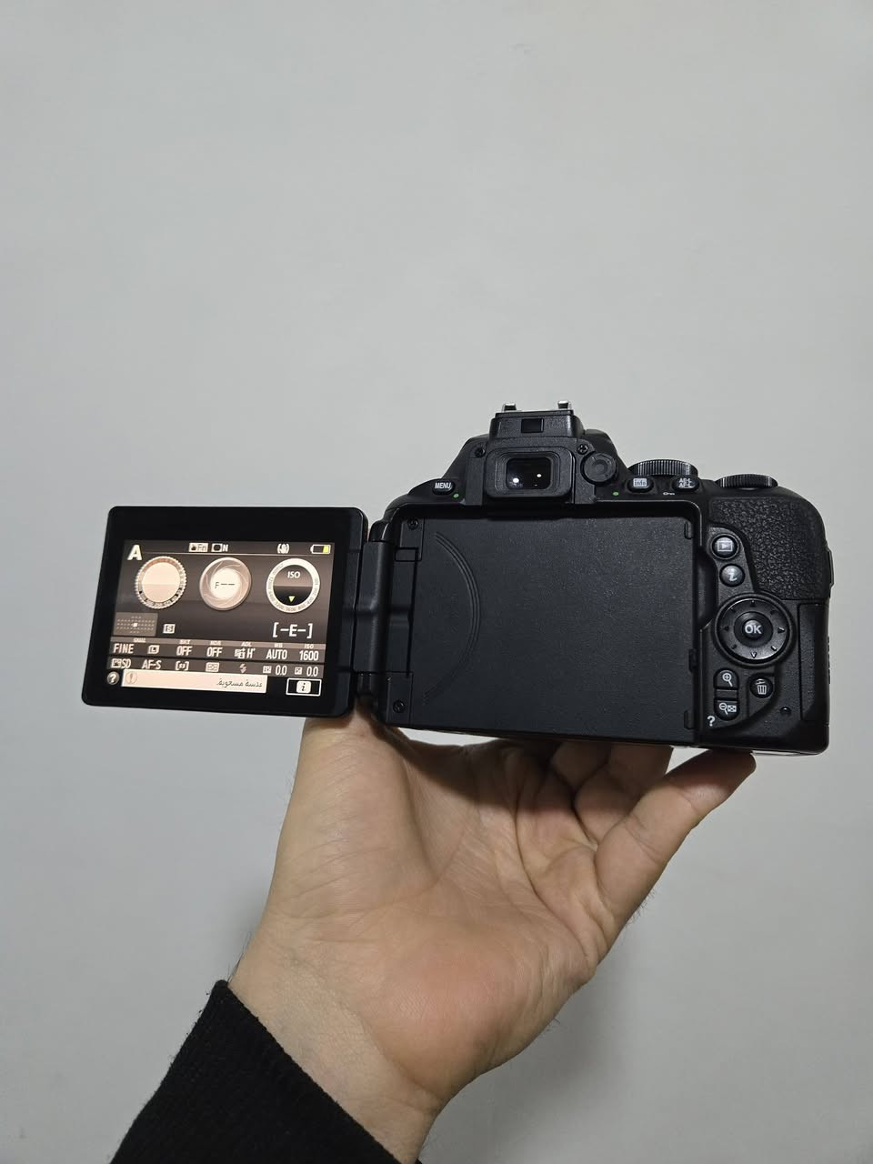 نيكون ٥٦٠٠
عدسه بلادي اصلي ١٨-٥٥
نظافه مية بالمية 👌✅
ويا جنطه و بطاريه و شاحنه وحزام

شترها فقط 7k


**إذا كنت صاحب هذا الإعلان وتريد حذفه لأي سبب، رجاءا أرسل رسالة إلى الدعم الفني**