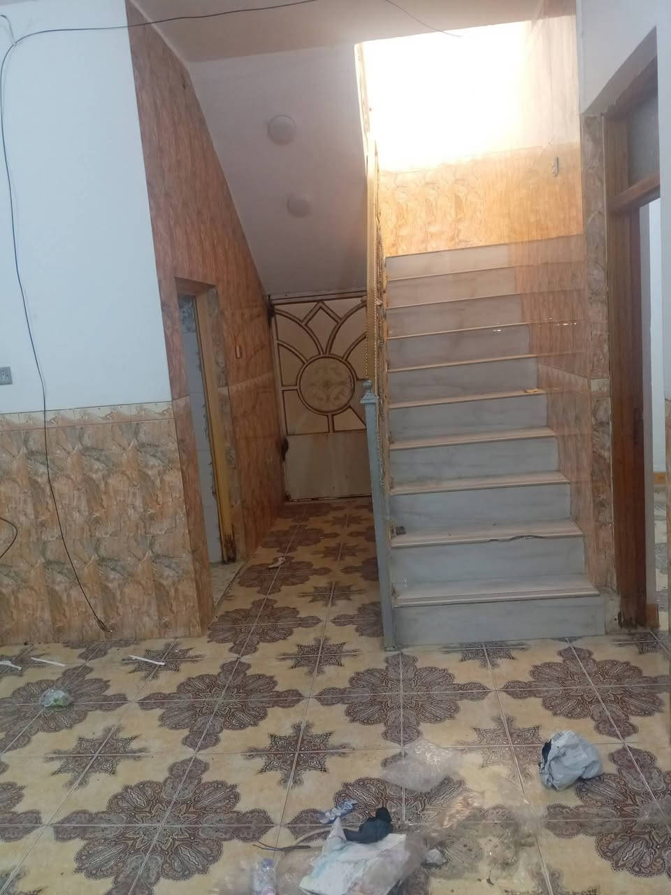 السلام عليكم
الدار للايجار 
الموقع  ام الخيل  الثالث 
 طابو  
 المساحه ٢٠٠ م
 تفاصيل البيت   طابقين
٣ غرف نوم  
. ٢ صاله 
استقبال 
مطبخ  
مجاميع صحيه داخليه وخارجيه بالطابق الثاني سطح
كراج
للأستفسار الاتصال عل أرقام التاليه ***********
***********
***********
