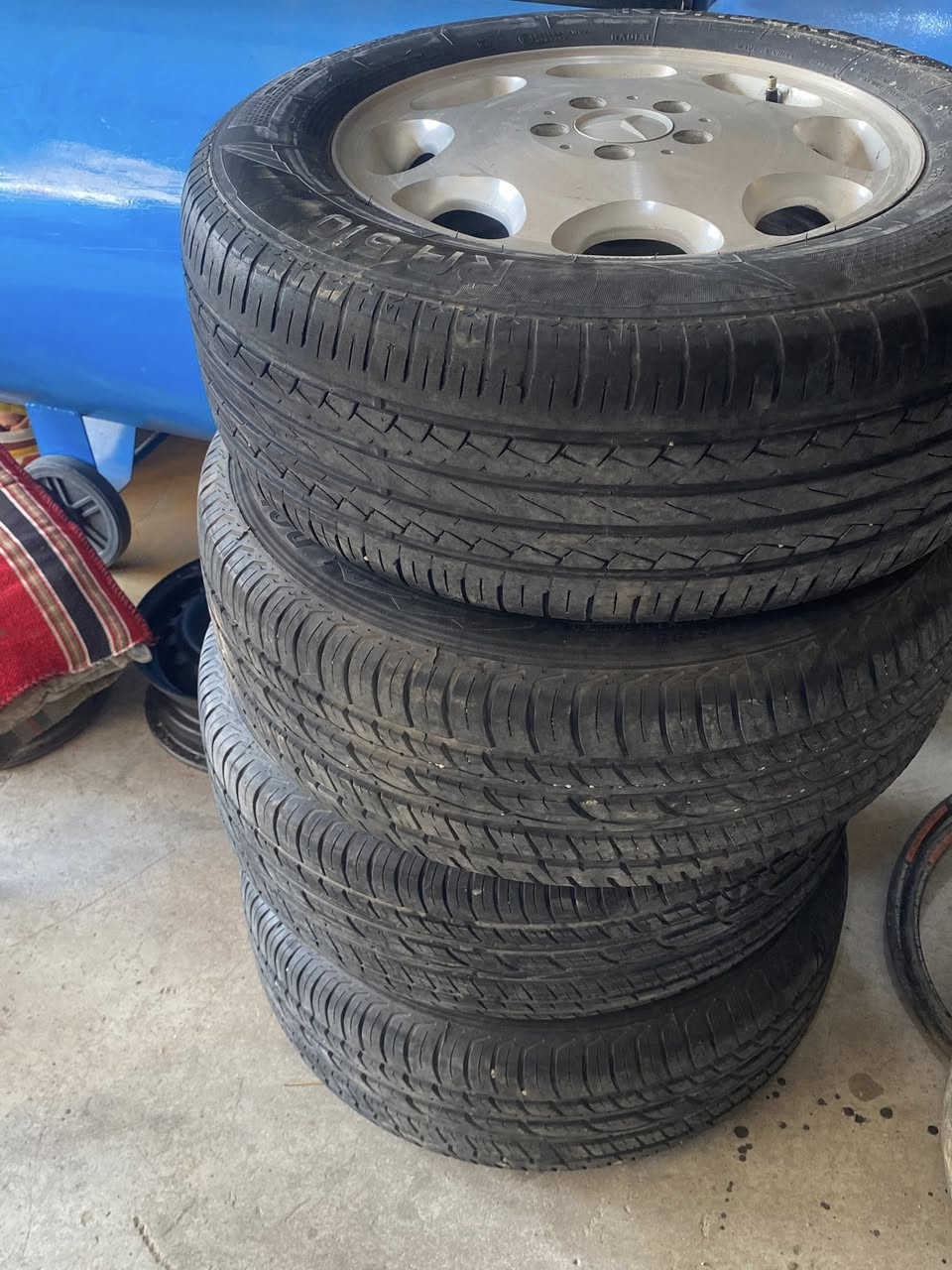 سلام عليكم تخم ويل كب مارسدس شبح جديد كلش حجم 16 سعر 400الف وبيه مجال تايرت جداد مكان واسط ***********
