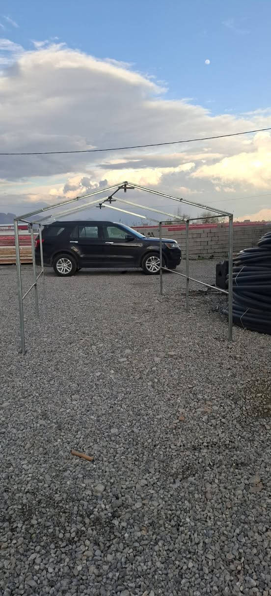 خێمەی بێ چادر بۆفرۆشتن نرخی100هەزارە بەکاردێ بۆسەفرەوسەیران بۆڕاگرتنی قەلوقازو مریشک قیاسی390سم درێژە260سم پانە2متر بەرزە ناونیشان چوارقوڕنە گوندی گرجان سەردووسایدی گشتی کۆگای ڕێباز تۆربەی ژم***********ژم***********گەیاندنیشمان هەیە رانية, السليمانية
