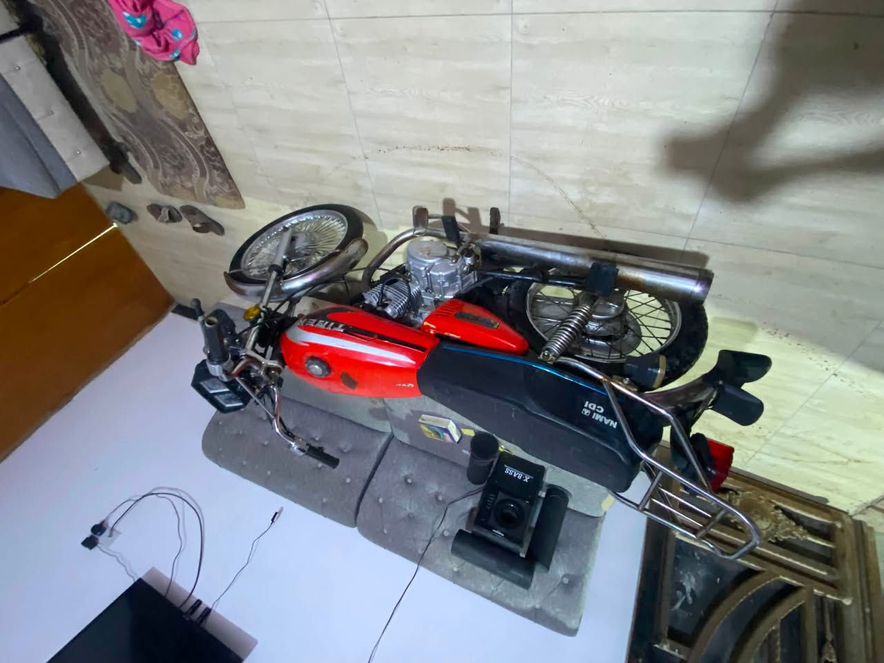 سلام وعليكم دراجه للبيع ادوات دراجه بلاديه ما مفتوحه شغاله من طول لطول لايت اشاير عينه هورن كلها شغلله ماناقصها شي سعر ب٥٠٠وبيها مجال كلش قليل عنواني بصره الجزيره ***********

