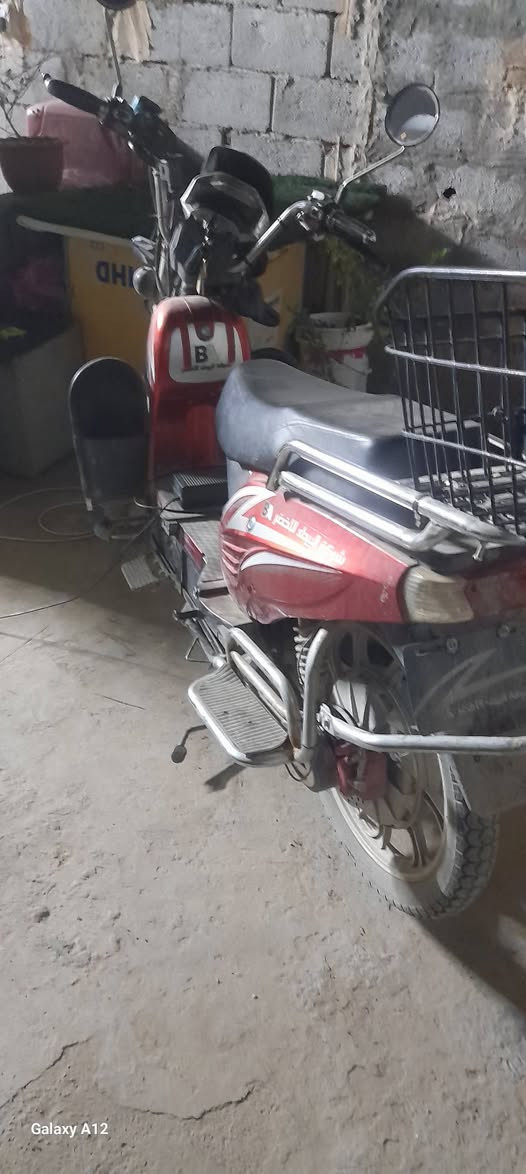 سلام عليكم
***********
دراجة هارلي 

بطاريات نص عمر 

ملف ٢٠٠٠

سرعة ٦٠ 

تمشي ٧٠ كيلو 

جهاز انذار 

تشغيل من بعد 

سويجين 

دراجة خير من الله 

السعر ٤٠٠وبيهة مجال بصيط 

مكاني قرب الجزيرة السياحية
