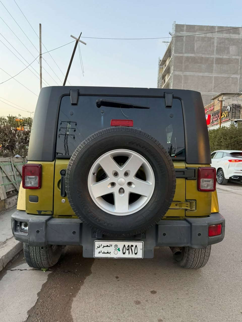 الموديل: جيب رانكلر خليجي رقم بغداد
السنة: 2008
النوع: SUV / دفع رباعي 4×4
بلد الصنع: الولايات المتحدة الأمريكية  
__________
🔧 المحرك والأداء
 • نوع المحرك: V6 بنزين
 • سعة المحرك: 3.8 لتر (3.8 V6)  
 • عدد الأسطوانات: 6  
 • القوة الحصانية: حوالي 205 حصان  
 • عزم الدوران: تقريباً 325 Nm  
 • نظام الدفع: دفع رباعي 4×4
 • ناقل الحركة: يدوي أو أوتوماتيك (حسب
 • أداء معتدل في التسارع بالنسبة لحجم المحرك  
 • مساحة المقاعد الخلفية ليست واسعة للغاية في بعض النسخ القديمة  
السعر (130) ورقه
⸻العنوان بغداد 
للاتصال ***********
