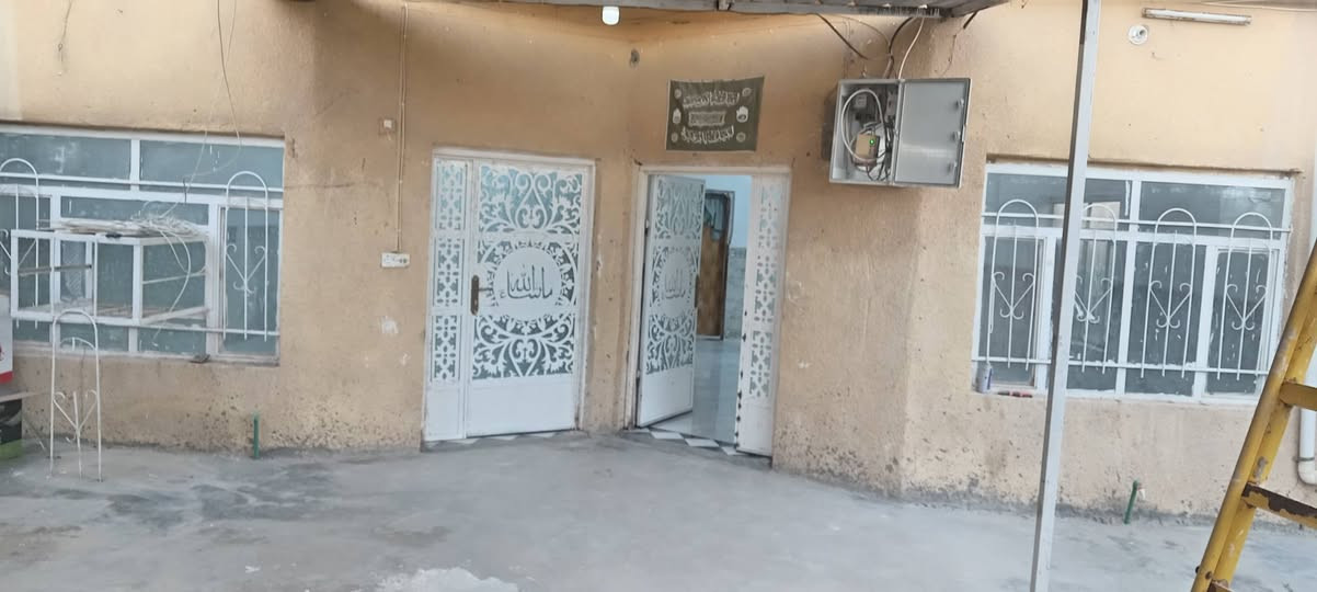 بيت للبيع او للإيجار طابو صرف المساحة 240 الواجهه 12 النزال 20 ناحيه الامام حي الامير قرب مدرسه ورقه بن نوفل الكراج 8*٦ حديقه ٦*٥ صاله ٧*٤ ستقبال ٤*٥ غرفه ٥*٤ مطبخ حار بارد والطابق الثاني غرفه كامله والثانيه واصله للسقف يعني ناقصهه سقف البناء طابوك جمهوري للستفسار خاص او اتصل ***********
