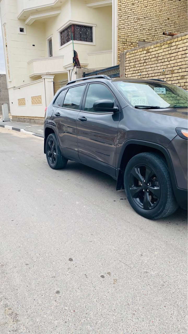 سلام عليكم جيب شيروكي بزون مديل 2017 ماشيه60الف سياره اخت زيرو وارد كندي بيه بنيد صبغ فقط فقط باقي سياره كفاله عامه رقم بصره دولي بسمي  تحويل ثاني يوم سنويه 2031ستوه مجدده مكينه 6سلندر مكينه وكير كفاله تبريد ثلج حداديه 100/100 تخم تاير جديد ستوني شاده كهربايات كلها شغاله سياره جهازه من دعاميه الدعاميه ترايك من بصره بغداد 
موصفات سياره حساسات خلفيه ماميه 
تحكمات ستيرن تبريد خلفي كامره خلفيه شاشه لايت زنون منضومه زنون ستوني شاده بعد بيه موصفات حيل هواي 

العنوان بصره رقم ***********علمن مكلف بل نشر (سعر ) 125
