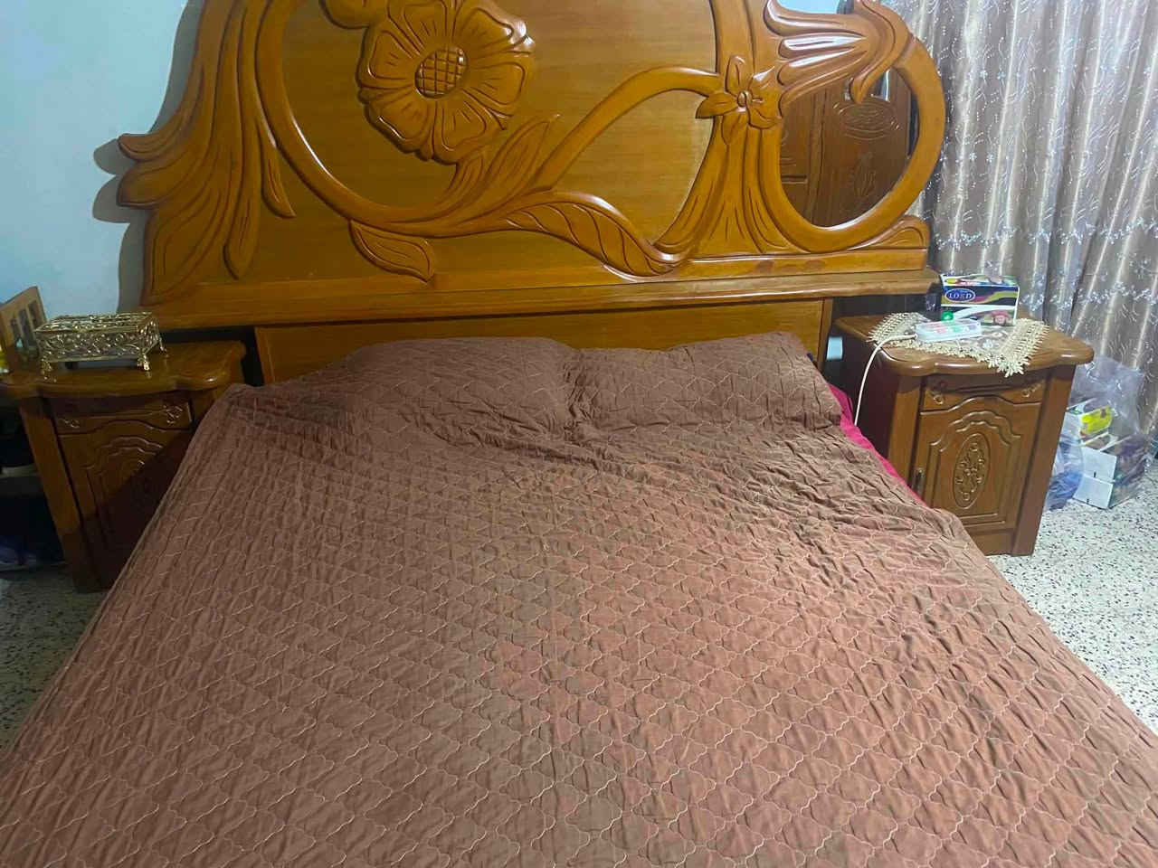 �
للبيع طقم غرفة نوم كامل، تصميم كلاسيكي أنيق ولون خشب عسلي مميز، محافظ عليه ونظيف جدًا.

✅ يتكون من:

* سرير نفرين.
* دولاب كبير متعدد الأبواب مع مرايا.
* تسريحة مع مرآة.
* 2 كومدينة.
* قطعة جانبية (كما موضح بالصور).

✔️ الحالة: ممتازة وشغالة بالكامل.
✔️ الاستخدام: استخدام بيت فقط.
✔️ البيع للطقم كامل
  الموقع : بغداد - حي الجامعة 
السعر يرجى التواصل على الخاص 
الرقم الهاتف : ***********
