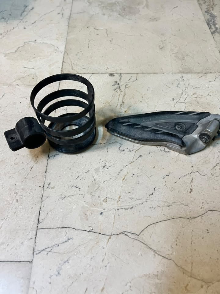 سلام عليكم غراض مال PCX تجوه عدد 2 اصليات جدد بعدني ما شادهن وطلاعه مال جيل ثالث وجامه اماميه اصليه من اليابان جايه بيه كتابات مال جيل ثاني ومرايات اصليه وقاعده اصليه كلمن وسعره مكاني بغداد شارع فلسطين *********** واتساب واتصال
