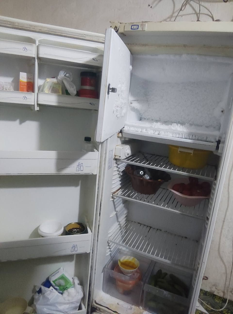 ثلاجه للبيع شرط التجميد مكاني الديوانيه ال حمد ***********
