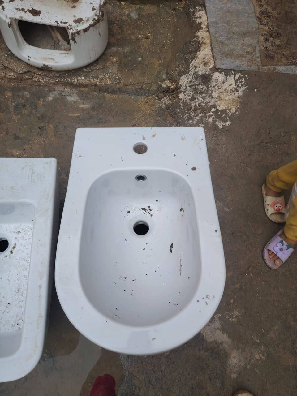 للبيع مغاسل ومقاعد غربيه جديد الصلي سعر 12 الف *********** مكاني رميثه
