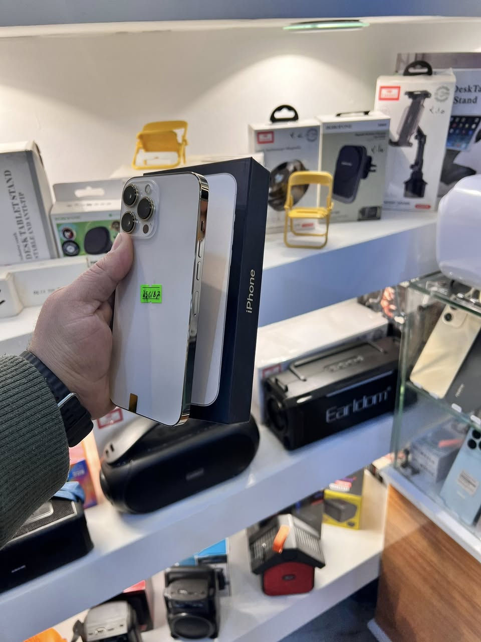 سلام عليكم
13 برو ماكس 

اللون ذهبي

بطاريه 87

ذاكره 256

جهاز كلش نظيف

شرط ممبدل بي شي 

السعر 675

بغداد حي العامل

***********
