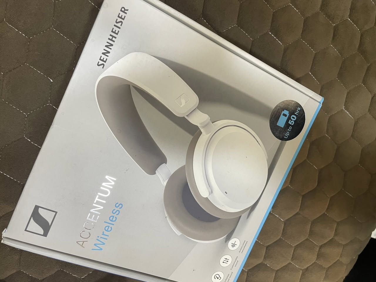 السلام عليكم

سماعات Sennheiser ACCENTUM Wireless
 • عمر بطارية مذهل يصل إلى 50 ساعة مع شحن سريع يكفي 5 ساعات بـ10 دقائق فقط
 • صوت غني وديناميكي بفضل محرّك 37 مم ووضوح عالي (<0.3% تشويه)
 • عزل ضوضاء Hybrid ANC و Transparency Mode للسماع المحيطي
 • اتصالات سلسة عبر Bluetooth 5.2 و Multipoint (جهازين في وقت واحد)، ودعم aptX HD
 • مكالمات واضحة بأداء ميكروفونات Beamforming مزدوجة
 • تصميم مريح وخفيف الوزن للارتداء الطويل، مع طيّ وإعادة بسهولة
 • تحكم كامل بالصوت والتخصيص عبر تطبيق Sennheiser (مؤثرات، EQ، أوضاع صوت)
 • شحن USB-C سريع واستخدام سلكي عند الحاج


**إذا كنت صاحب هذا الإعلان وتريد حذفه لأي سبب، رجاءا أرسل رسالة إلى الدعم الفني**