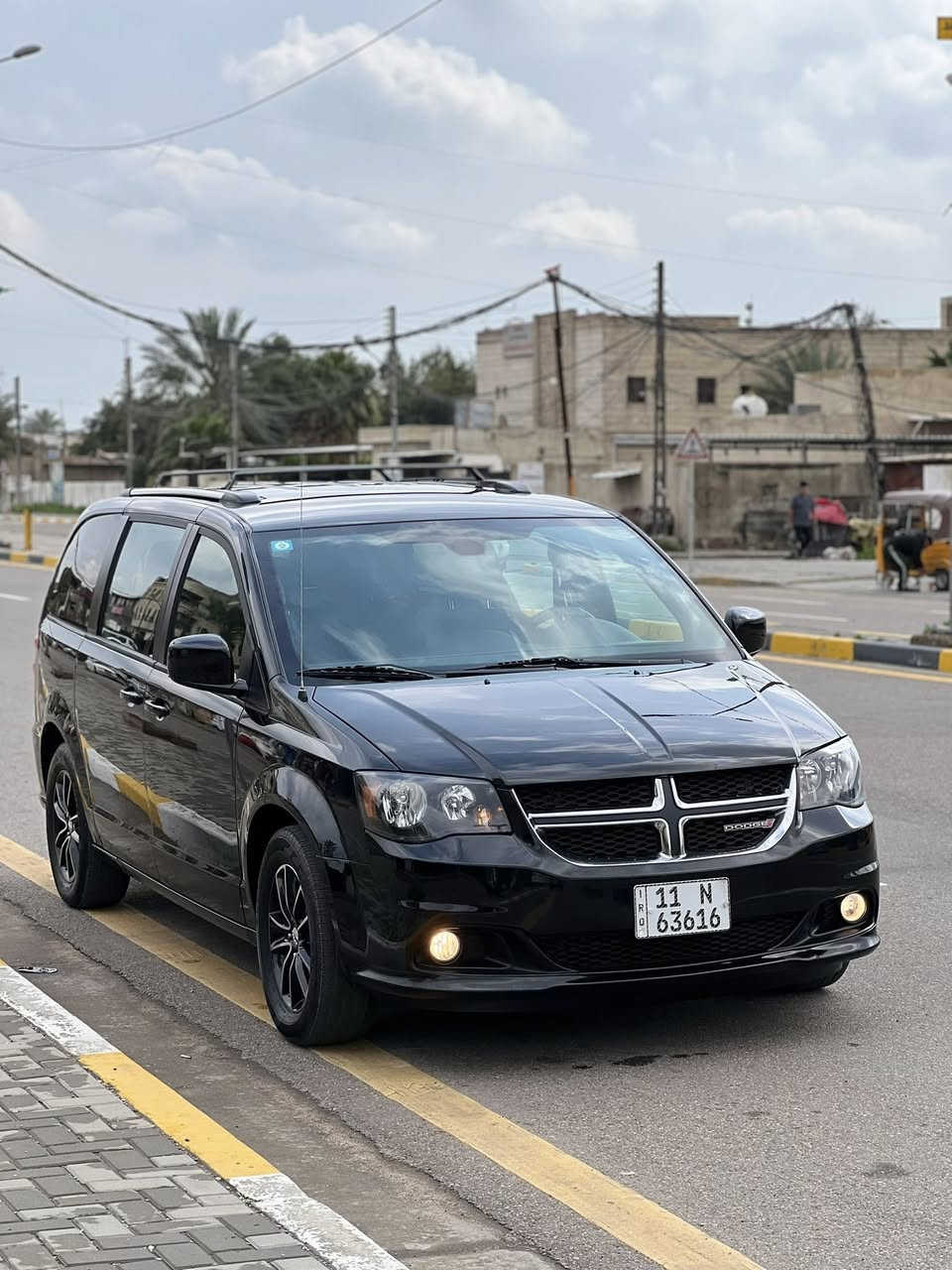 السلام عليكم 
دوج كرفان موديل 2018 اللون اسود وداخل اسود مواصفات SXT بيبان كهرباء وجنطه كهرباء تشغيل عن بعد 3 قطع تبريد شاشه سقفيه مواصفات ال SXT معروفه حادثها سرقه جاملغات مبدلات نفس اللون بدون صبغ وبونيد هم مبدل نفس اللون مبولشه وجاهزه رقم بغداد الدولي الجديد ماشيه 90 الف
السعر 180$ 
مكان السياره بغداد حي العامل
***********
