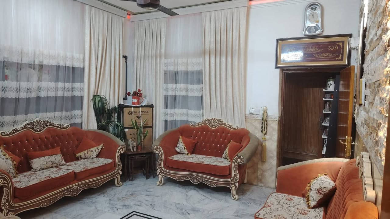 سلام عليكم يتوفر دار للبيع مساحه 120الدار يتكون من طابقين و مدخلين المدخل الأول على الهول وثاني على مطبخ يتكون الطابق الأول من غرفه نوم ومطبخ وحولي ا، الطابق الثاني يتكون من ثلاث غرف نوم  وحولي بين الغرف وخدمات البيت مسلح
عنوان الدار الحريه الثالثه خلف مصور شاشه للاستفسار رقم الهاتف ***********بي واتساب سعر مناسب
