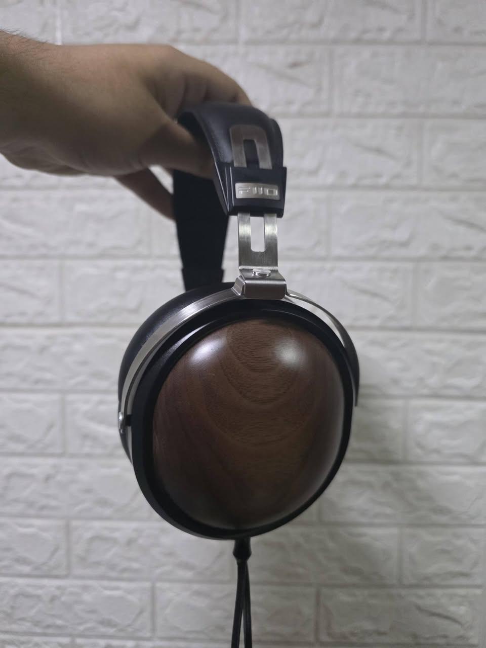 للبيع سماعات FiiO FT1 الاحترافية والغنية عن التعريف! 🎧🔥
لعشاق الصوت النقي والتفاصيل الدقيقة، سماعة FiiO FT1 بتصميمها الخشبي الفخم (خشب الجوز الطبيعي). توفر لك تجربة استماع استثنائية وعزلاً ممتازاً بفضل تصميمها المغلق (Closed-back).
​✨ أهم المواصفات:
​درايفر عملاق بحجم 60 ملم (Dynamic Driver) ينطيك Bass عميق ومحكم وتفاصيل صوتية رهيبة.
​أكواب من الخشب الطبيعي الفاخر، تنطي شكل أنيق وتساعد بتحسين الرنين الصوتي.
​تصميم مريح جداً على الرأس والأذن حتى مع جلسات الاستماع أو الألعاب الطويلة.
​عزل ممتاز للصوت الخارجي (ما تسرب صوت للي كاعد يمك).
​تجي مع الكيبلات الأصلية عالية الجودة وحافظة الحمل (Hard case) الفخمة.


**إذا كنت صاحب هذا الإعلان وتريد حذفه لأي سبب، رجاءا أرسل رسالة إلى الدعم الفني**