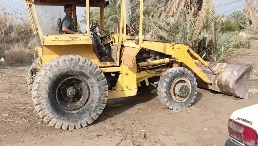 سلام عليكم  اصل حفاره شفل جي سي بي نوع فوركسن مكينه شغاله السعر ٤٥ورقة وبيه مجال ***********
