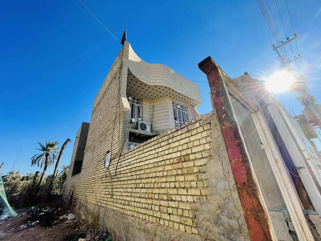 السلام عليكم
بيت مساحة ١٧٥ م للبيع
منطقة المعملجي قبل جامعة الصفوة طابو زراعي اقرار محكمة
إله طريقين من شارع المعملجي بعد بانزين خانة المعملجي والسوق او من شارع سايدين اللي يربط الروضتين  البزل اللي تغلف
تفاصيل البيت.
- واجهة البيت ٧ متر والنزال ٢٥ متر.
- البناء طابوق جمهوري وصب درجة أولى 
- طابقين ويحتوي على محل صغير
- الطابق الأول / استقبال٦*٤ وصالة٧*٥ وغرفة نوم٥*٤ ومطبخ٥* ٢،٥ ومجموعة صحيات منفصلة داخلية وخارجية
- الطابق الثاني  ٣ غرف نوم + مجموعة صحيات ٣* ٢،٥
وصالة وسطيه
السعر ٢٥٥ رقم تلفون ***********
