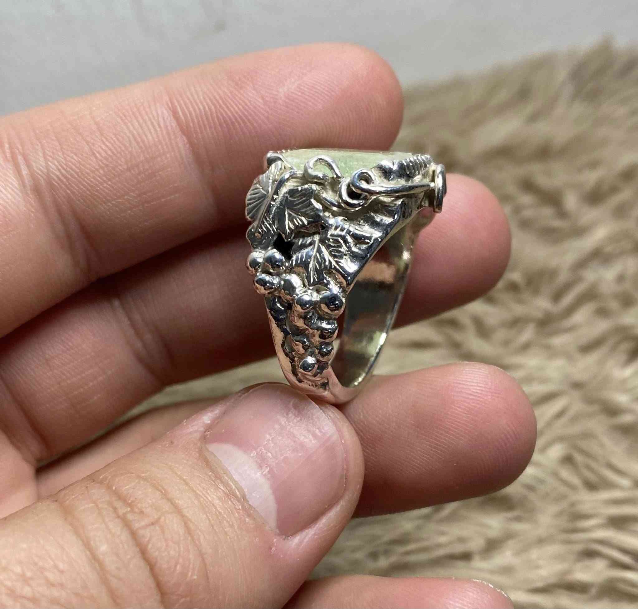 السلام عليكم خاتم زمرد (مجهول المصدر) ابيع صياغة
(الحجر خالٍ من اي كسر او فطر )الصياغة جداً فخمة ومتعوب عليه القياس (23) للبيع فقط يوجد توصيل


**إذا كنت صاحب هذا الإعلان وتريد حذفه لأي سبب، رجاءا أرسل رسالة إلى الدعم الفني**