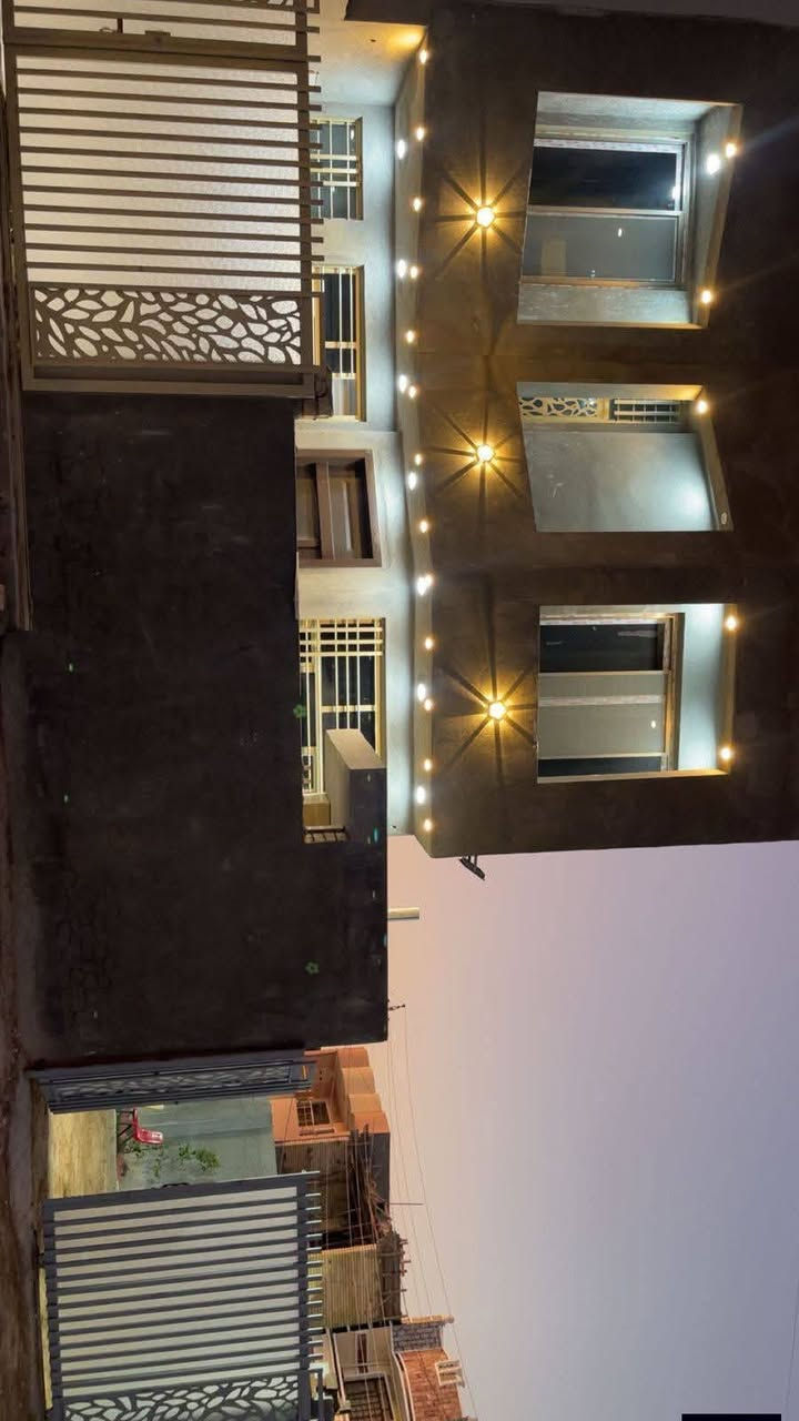 السلام عليكم بيت للبيع مساحة ارض 300مترمساحة بناء 160حديقه كراج سياره 140متر البيت ركن قريب ع شارع عام المدائن سلمان باك منطقه تصنيع شارع قاعة اوسكار طابو صرف الاستفسار ***********
