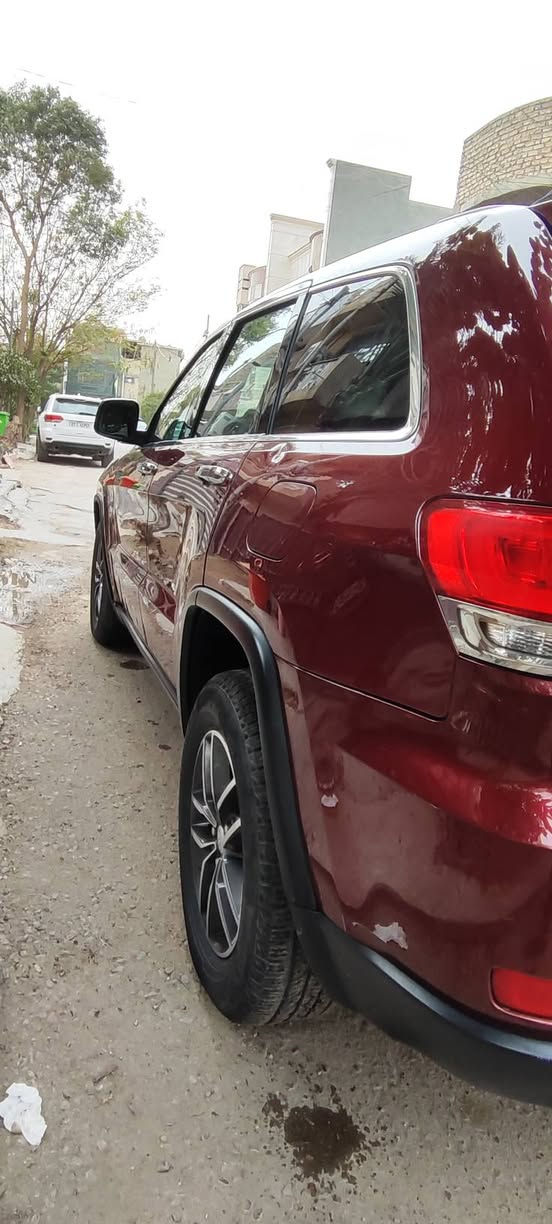 للبيع جيب Grand Cherokee Limited 2018 امريكي فول مواصفات 🚙  

- محرك V6 سعة 3.6L بساتم 14 (ما يحتاج بانزين محسّن، مبرمجة على البنزين العادي).  
 داخلية جلد بيج مرغوب + فتحة سقف ا.  
- شاشة كبيرة 8.4 إنج عربية مثل الخليجي مع GPS.  
- ويل 20 إنج، تدفئة 4 كشنات + ستيرن.  
- تشغيل عن بعد، توقف ذاتي خلفي، حساسات + كاميرا خلفية.  
- مرايا تعتيم + هيتر، بلوتوث، محدد سرعة.  
- نظام خاص للطرق الوعرة + Auto Start/Stop.  
- رقم بغداد تحويل مباشر، رقم إنكليزي جديد.  
-  ٣قطع صبغ فقط، شغل نظيف  
-بجم كبس 
💰 السعر 190 قابل للتفاوض للجادين  
📞 للاستفسار.   واتساب او اتصال          : [***********]  
                                                                      غير متواجد عالفيس  بغداد