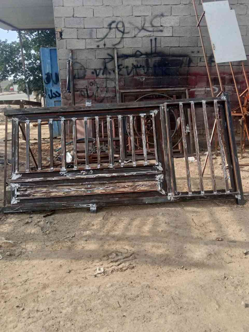 سلام عليكم معمل حداده تساهل شغل بواب وشبابيك وسقيف گيسبان وجينكو وبنسب أسعار شغل درجه وله شغل كله 2 ملم التواصل *********** بي واتساب
