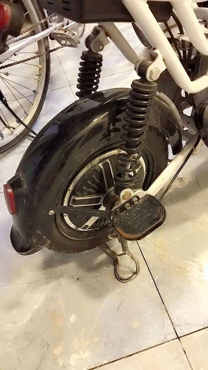 السلام عليكم دراجة شحن أخو الجديد بيضة نظيفة سويج بصمة عدد 2 شاحنتها موجودة بلادية دراجة نظيفة 300 وبيها مجال قليل ***********
