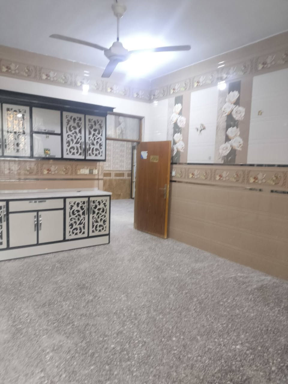 بيت للبيع زراعي حي ميسان شارع الجوهره شارع الشيوخ المساحه 200متر بناء درجه اولى البناء طابوق جمهوري صب كونكريت السطح مغلف سندويش يصلح محميه طيور يتكون من غرف نوم عدد 2 صاله استقبال كبير طرمه كبيره كاشي سيراميك كله مع البيت كاونتر درجه اولى سبالت  عدد4 منهه اثنان كنتوري 3ونص طن كيزرات  وتانكي ابو الالف 2ومغاسل بي بيت جاهز  والبيت  فارغ تسليم مفتاح نفس اليوم شارع 10متر اسنماره بلديه بي الاتصال على  الرقم ***********
