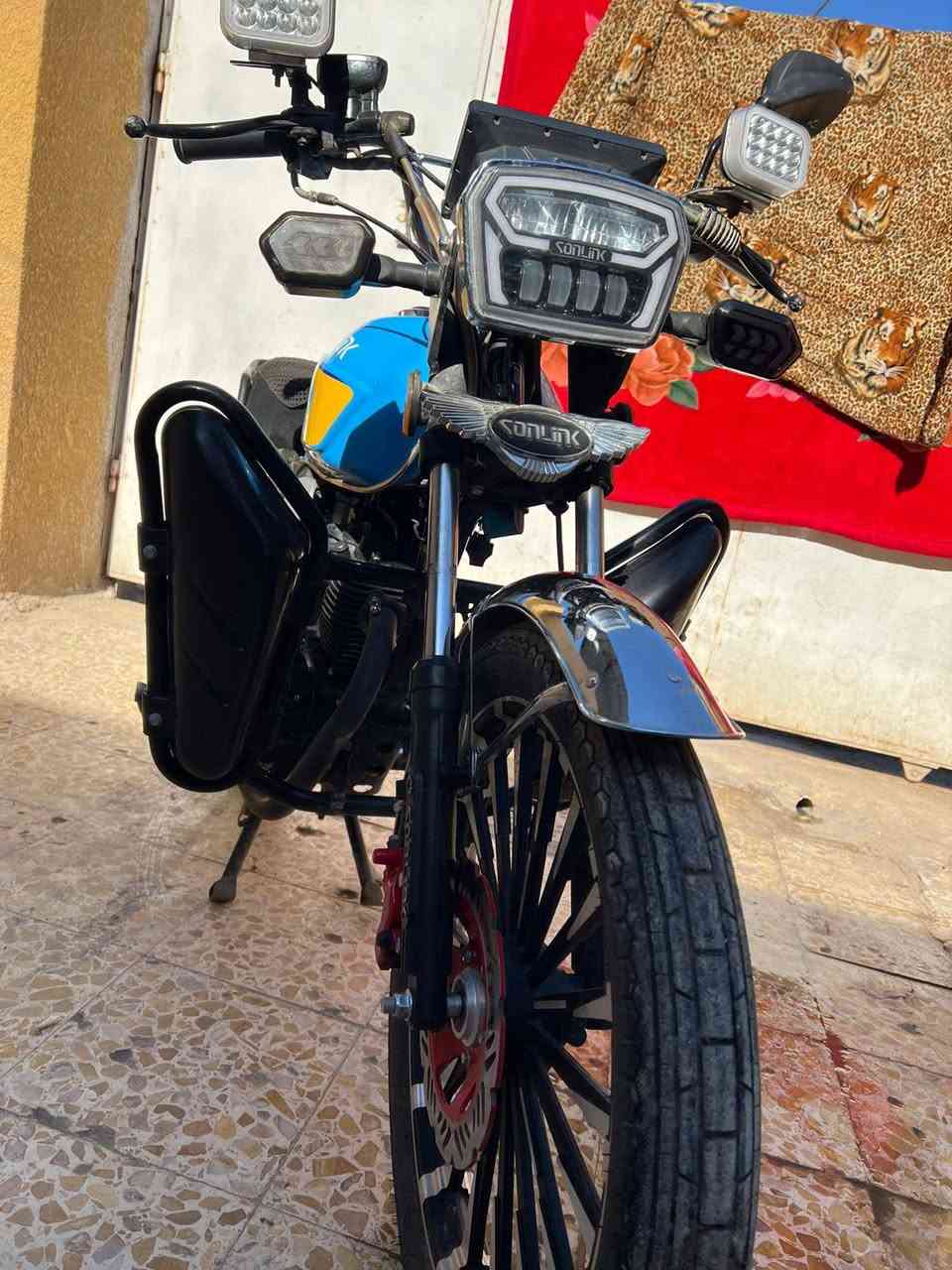 سلام عليكم دراجه سونك موديل 2025 زيرو ماشيه 25 الف الدراجه  ضاقطه وزنجيل انسه شي اسمه رجه   مشاءالله  مرتبه الدراجه  كامله وراق كامله سعر الدراجه 850وبيه مجال حك الجيه مكان الدراجه بغداد ابو غريب الرقم *********** وبي واتساب
