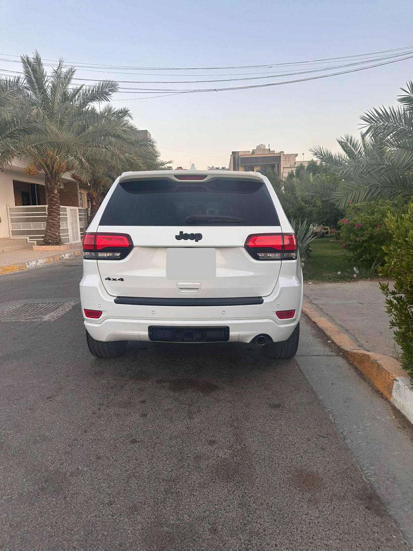 جيب كراند شيروكي (بلاك توب ) ٢٠١٧

‏Jeep® Grand Cherokee Laredo 2017
-المسافة المقطوعة (93,000 mi)
-وارد امريكي بدون ايرباك صور الحادث بالمنشور
-المواصفات 
-تشغيل عن بعد 
-نظام إطفاء وتشغيل السيارات لاقتصاد الوقود 
-جنطة كهرباء 
-ستيرن كهرباء وتحكمات ستيرن وتدفئة ستيرن .
-كشنات جلد ومخمل وتدفئة كشنات.
-ثلاث وضعيات قيادة 

-شاشة كبيرة 
-حساس خلفي مانع اصطدام. 
-ويل ٢٠ .
مواصفات الجيب المعروفة.
-رقم بغداد سنوية جديدة لسنة ٢٠٢٨
-سيارة بأسمي تحويل ثاني يوم .
مكان السيارة بغداد 
اعتذر عن المراوس 
 -السعر 21,700 بيها مجال 
الاستفسار *********** بغداد, العراق
