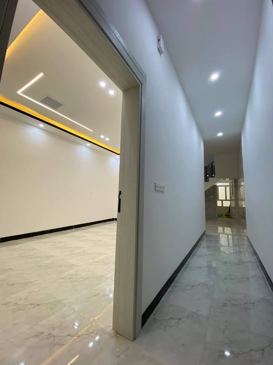 #دار للبيع طابو صرف المساحة 100م واجهة 5م 
العنوان كركوك ال55 قرب سايدين جامع الراشدين  موقع مميز جدا بداية منطقه
 طابق ونص  يحتوي على كراج سيارة و غرفة  نوم  مطبخ وهول واستقبال وصحيات درج داخلي   طابق ثاني غرفة نوم وبيتونة مع سطح خلفي 
#السعر 97مليون  وبي مجال 
اتصل بنا ***********☎️
او مراجعة مكتب صباح كركوك للعقارات 
حي الاسرئ قرب جامع المعراج
