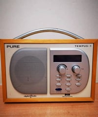 راديو رقمي • خشبي كلاسيكي • يشتغل بالبطاريات