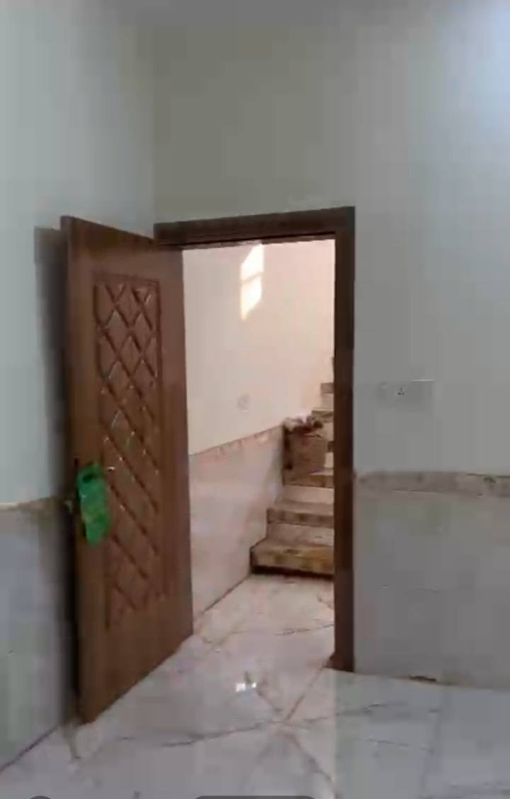 السلام عليكم يوجد دارمساحة ٥٠متر طابق ونص مسلح سند٢٥ إقرار محكمه يقع في كربلاء الجاير خلف صيدلية صافي الصفا كامل الخدمات ماء مجاري كهرباء ومدارس وأسواق يصلح حسينه او دار سكن يحتوي على غرفة نوم ومطبخ وصحيات انفرادي وصاله ومنور اما الطابق الثاني يحتوي ع غرفة نوم وصحيات  وبسعر مناسب للإستفسار لاتصال*********** 
***********
