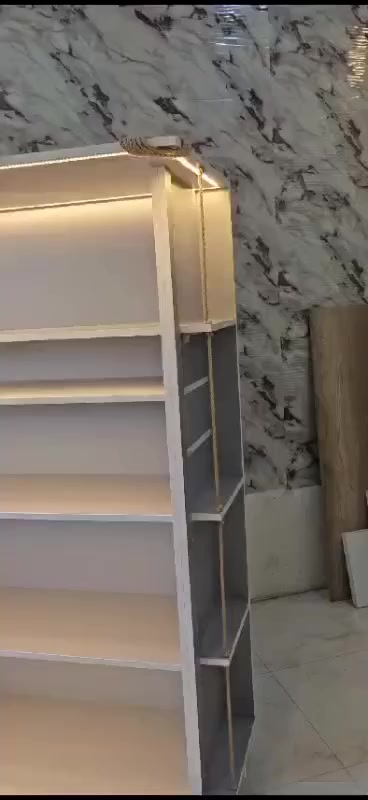 فاترينه شغل درجه اولى واحد عل واحد نجاره ارتفاع مترين او اقل عمق ٤٥ عرض متر ونص تقريب السعر ٣٠٠ بيها مجال مكان سماوه ***********
