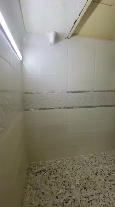 بيت مساحه 130 صب مسلح طابق واحد جاهز للسكن فارغ حاليا سعره فقط بيع سريع ب 50 منطقه كامله الخدمات مجاري ومي وتبليط عنوانه حي الكوفه افرع افران الحجيه كله كبل للطلب الاتصال ***********
