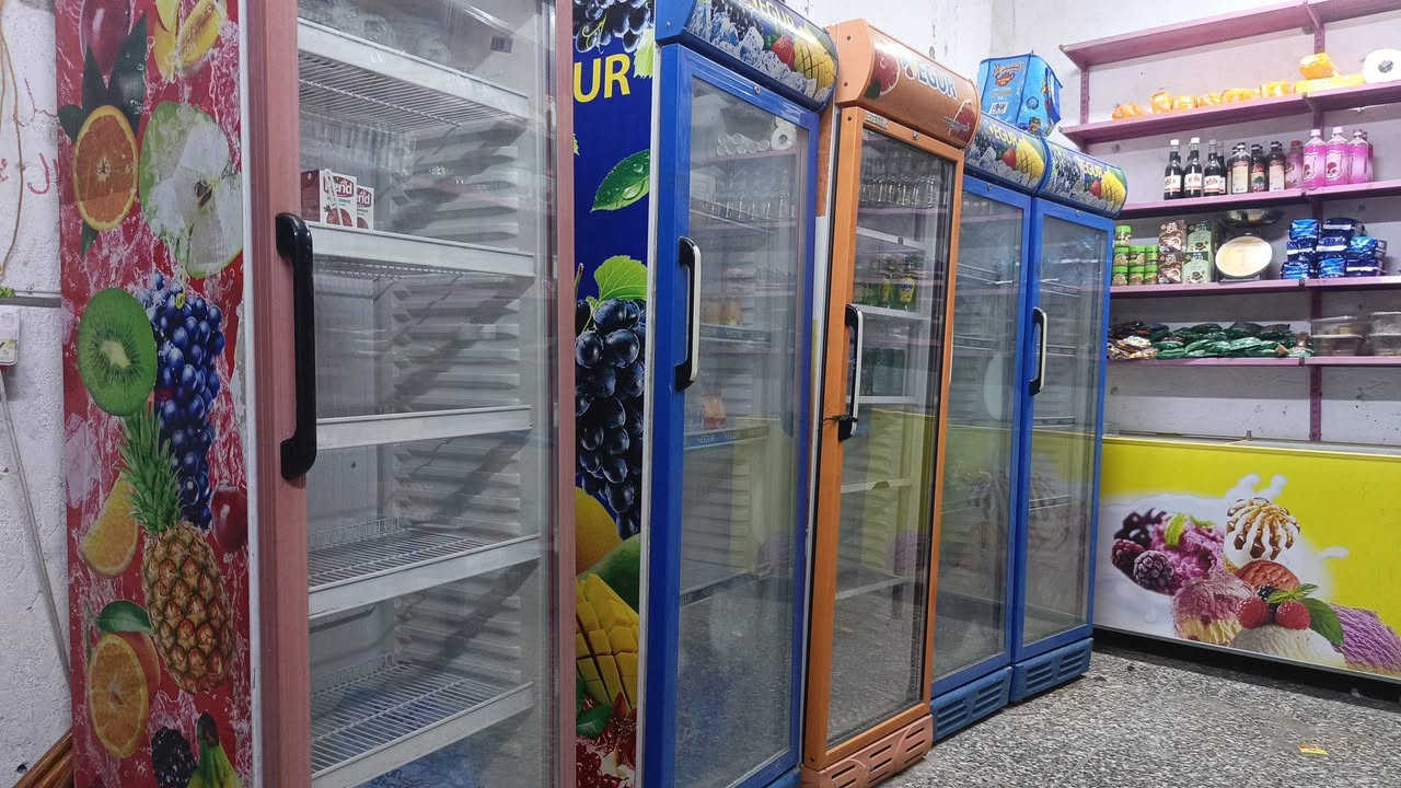 عندي عارضات 5 ومجمدات ثنين وكلهن يبردن ما بيهن شيء العارضه الوحده على 300 والمجمده الوحده على 500 رقمي*********** مكاني علوه زوين بالفرع مال مخبز الروعه
