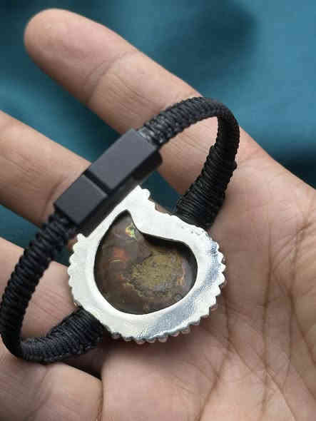 سوار بحجر الامونيت
صياغة فضة ٩٢٥ يدوي 
مع حياكة يدوي  

للتواصل واتساب 
 ***********
