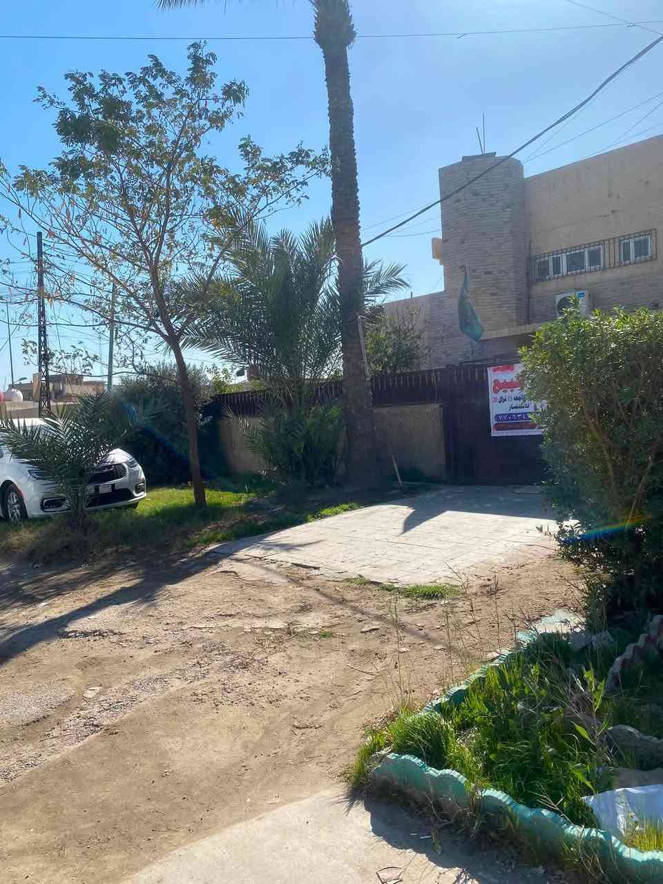 السلام عليكم بيت لبيع كامل او تقطيع المساحه 300 واجهه15 نزال 20 بلديات شارع المصرف رقم الهاتف ***********
