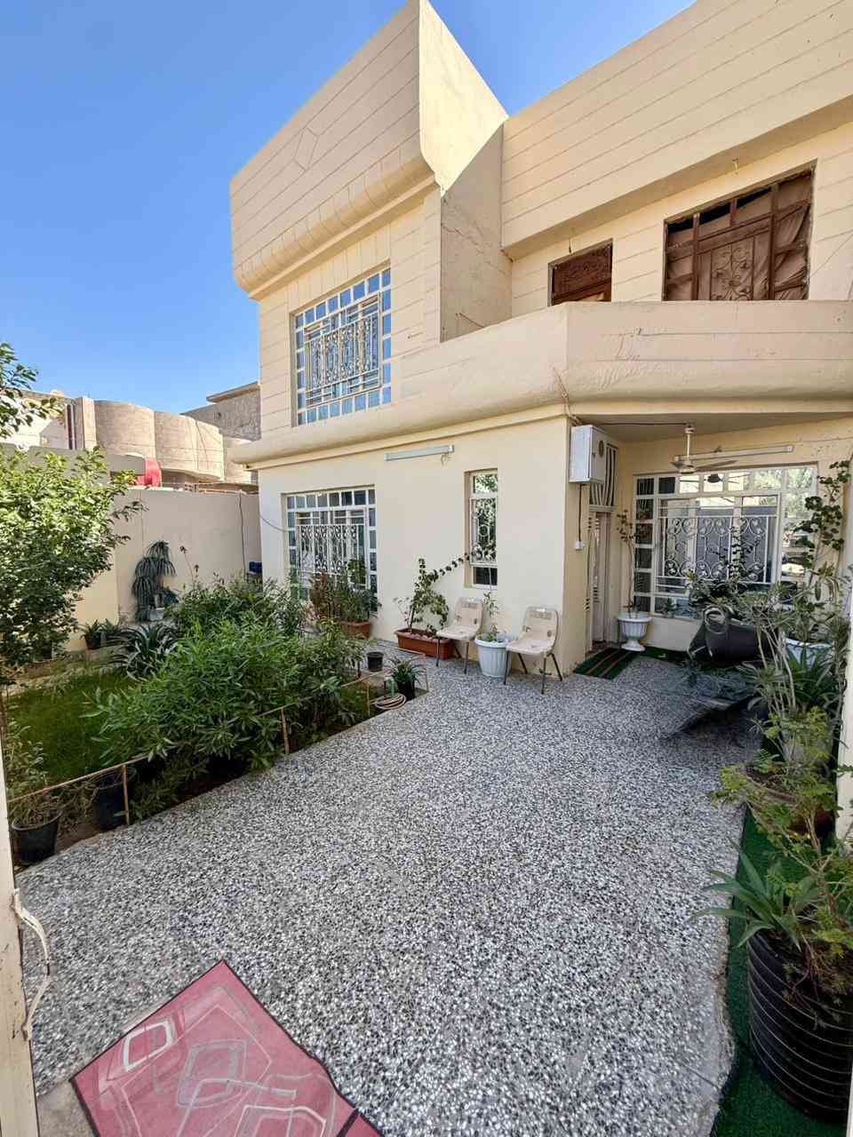 السلام عليكم
بيت للبيع المساحه 200 طابقين غرفتين فوك وغرفه جوه وصاله استقبال مطبخ صحيات داخليه خارجيه كامل ونضيف وبناء حديث وخدمات كامله مي مجاري كهرباء تبليط بلباب  الموقع مدرسه المستقبل خلف المدرسه مباشر ع التبليط للاستفسار الاتصال ***********
