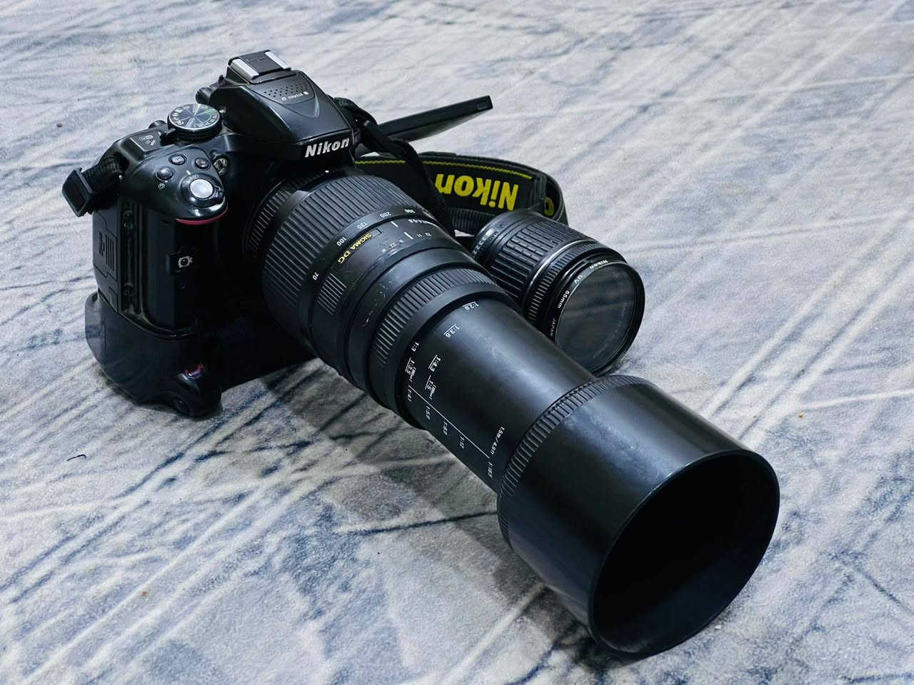 عدسه الاصليه 18-55

مع زوم رياضي 300-70

شاشه قلاب بحجم 3.2بوصه

صوره بدقه24.2 ميجابگسل 

فيديو بدقه 1080p HD60🎥 فريم با لثانيه 

الكاميرا تدعم Wi-Fi وتدعم GpS

الملحقات الكامره 

گرب حامل بطاريتين +شاحنه +كيبل نقل صور  العنوان ناصريه سوق الشيوخ 

التواصل ***********
