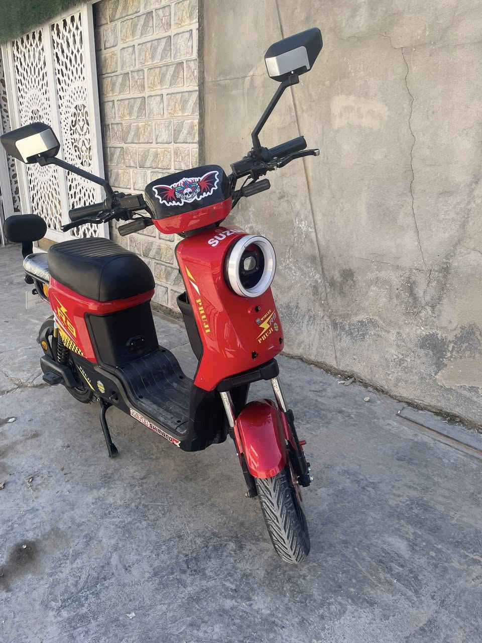 السلام عليكم دراجه شحن نوع R9شركه ال ولي ارقه شركهالدراجه كلش جديده ما ناقصهه اي شي الكهربائيات كلهه شغاله بريكات دهن دبلات كلهه شغاله السعر 375بيهه مجال للشراي مكاني بغداد الامين الثانيه تواصل ***********.     ***********
