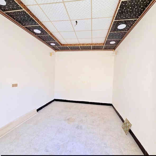 ٣٩مليون ١٠٠متر .  دار للبيع وراعي تصديق محكمه  درجه اولى اساس وسقف صب كونكريت بناء طابوك يحتوي على غرفه نوم صاله مطبخ صحيات استقبال. الشارع الرئيسي والفرعيه تبليط  عنوان الدار النجف الأشرف كوفه براكيه مقابل جامع الخزاعل. للاستفسار مراجعه مكتب القمه الكوفه شارع المعمل قرب شارع المطار القديم مجاور صيدليه بلال مقابل صيدليه زحل جوار شارع سيد حبيب ***********مكتب ***********.مكتب
