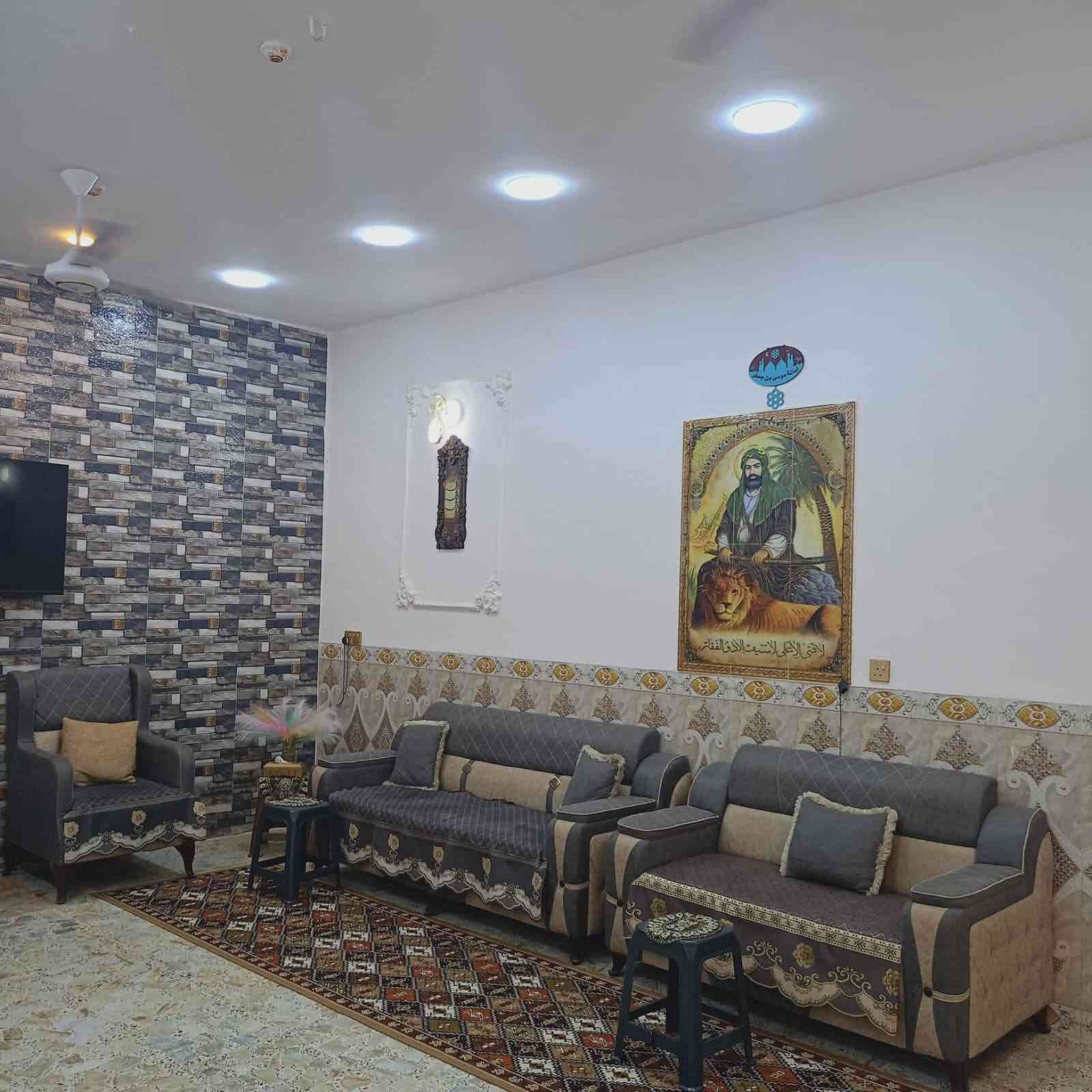 بيت للبيغ مساحة ،230 مرقم بلديه عقد 25 يحتوي على غرف نوم 2 وهول واستقبال ومطبخ وحمام داخلي وصحيات خارجية  وترك داير البيت وكراج سيارة كبير  بنزلة بيت خليفه الاتصال على الرقم ***********
