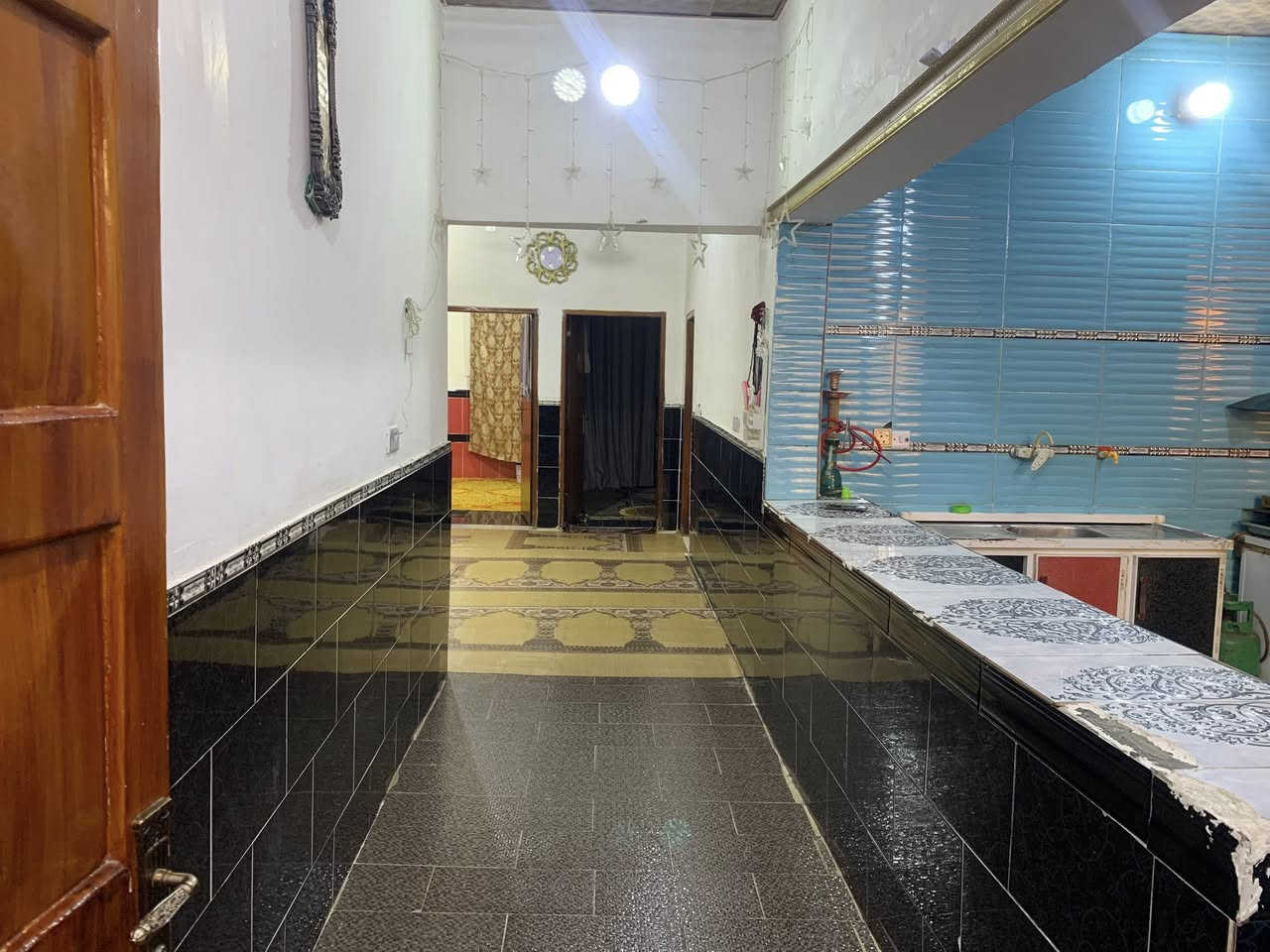 بيت بل قبله بضهر مدينه السندباد مساحة البيت 200متر البيت رقم وسوينه بي معامله طابو جاي نمشي بيها البيت مقابيله حديقه بي٣غرف نوم صاله جبيره واستقبال جبير ومطبخ جبير ومفتوح ع صاله وبي كراج وصحيات داخليه وخارجيه بناء البيت بلوك وسكف صب كونكريت البيت كلش مرتب وحلو سعره 105وبي مجال للشراي للاستفسار اكثر تصل ع رقم***********
