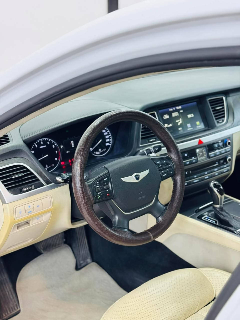 السلام عليكم شباب سيارة جنسس موديل ٢٠١٥ خليجية للبيع مروس حسب قناعة بيهة بار صفحة سايق وبيه جاملغ خلفي وأمامي السعر ١٦٠ وبيه مجال ***********
