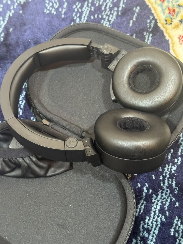 Original Toyota / Harman Bluetooth Headphones (Model A55BT)
Condition: Good / Used. Fully functional sound and Bluetooth connectivity.

Details: Includes the original carrying case and box (Part No: PZ365-60803).

Note: The plastic hinge on one side was previously cracked and has been securely repaired/fixed (see close-up photos). It holds firmly and does not affect playback.

سماعات تويوتا / هارمان الأصلية - بلوتوث (موديل A55BT)
 الحالة: ممتازة وتعمل بالكامل (الصوت والبلوتوث يعملان بدون أي مشاكل).
 الملحقات: تشمل بيت السماعة (الجراب الأصلي) والعلبة الأصلية (رقم القطعة: PZ365-60803).
 ملاحظة للمصداقية: المفصل الموضح في الصور كان فيه كسر بسيط وتم إصلاحه وتثبيته بشكل قوي (موضح بالصور القريبة). التثبيت ممتاز ولا يؤثر على الاستخدام أو الصوت.
قطعة أصلية ممتازة لشاشات الترفيه الخلفية لسيارات تويوتا!

للتواصل
عبر واتساپ ***********
