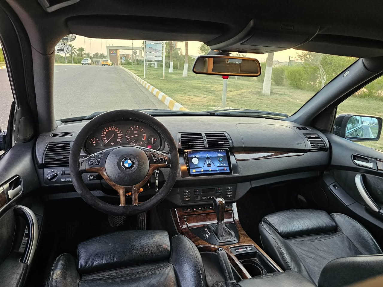 بي ام X5 موديل 2003فول موصفات بدون فتحه محرك 6 دبل فانوس بانزين بدون صبغ سيارة جديدة كله على البلاد رقم ادهوك جديد لون اسود ملكي سعر 115 شراي اتصل *********** مكان كركوك
