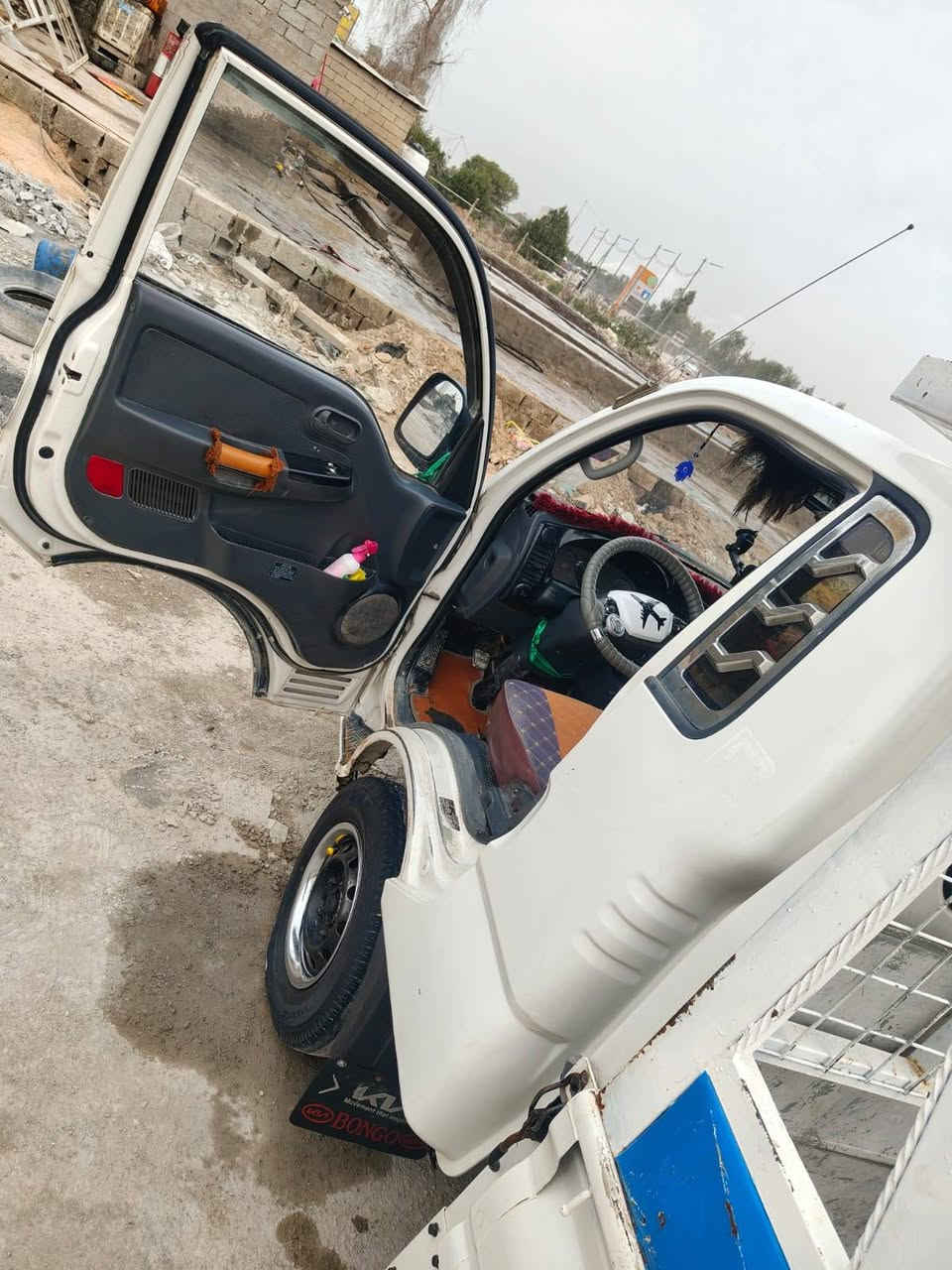 كيا بنكو موديل 2013 مكفوله مكينه 3000 السعر 105 وبيهه مجال للشراي
***********
