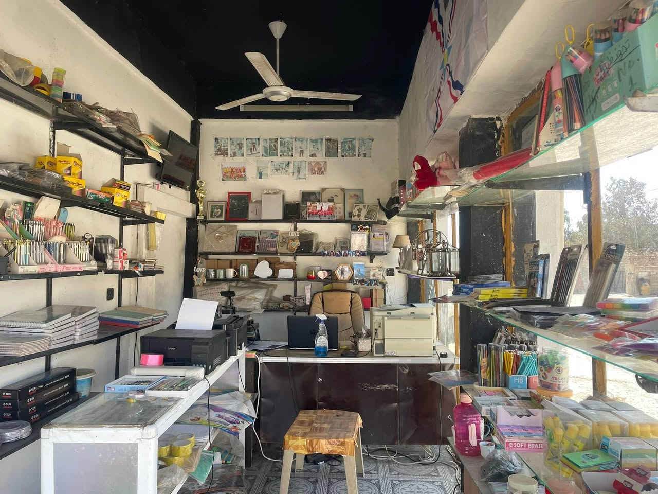 باقي من المحل بس قرطاسية وهداية القرطاسية تريد تاخذ كامل تريد شي الي تحتاج منها عادي كامل احسبها 300 الف كلها شلع 
مكان كرمليس موصل *********** موصل, نينوى
