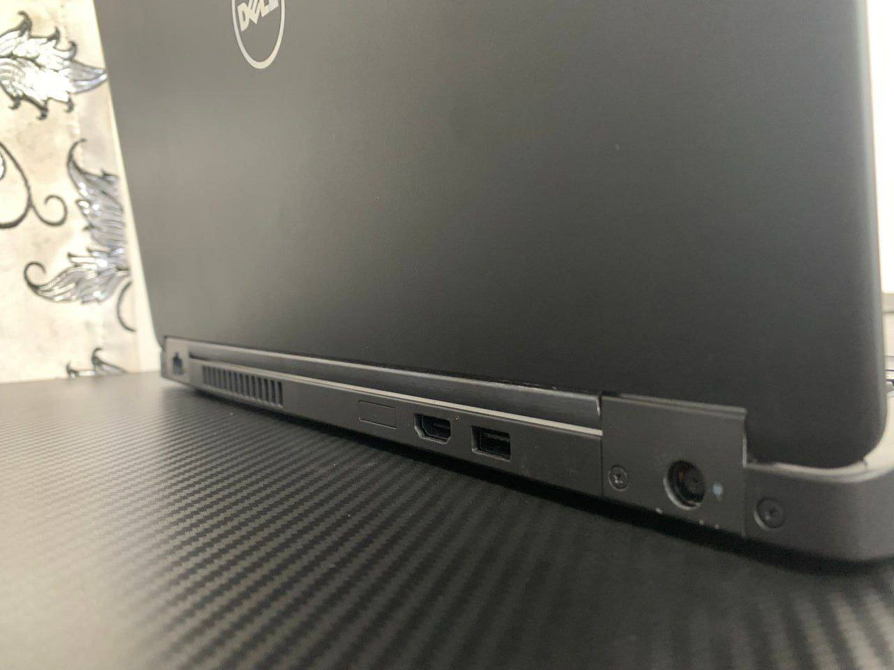 💻 Dell Latitude 5490
🔹 المعالج:
Core i5-7440HQ — جيل سابع (4 أنوية حقيقية) بتردد يصل إلى 3.8GHz، معالج قوي يتعامل بسهولة مع البرامج الثقيلة والمهام المتعددة.

🔹 كرت الشاشة الخارجي:
Nvidia Geforce MX930 — 2GB

🔹 كرت الشاشة الداخلي:
Intel HD 630 — حتى 4GB

🔹 الرام:
8GB DDR4

🔹 الخزن:
256GB SSD سريع جداً

🔹 الشاشة:
14.1 إنج — دقة FHD واضحة وحادة

🔥 استخدامات اللابتوب:

🎮 يشغل أغلب الألعاب المشهورة مثل GTA V و PES و Fortnite بإعدادات جيدة وسلسة.

🎬 ممتاز للمونتاج وتحرير الفيديو والصور على برامج مثل Premiere و Photoshop بدون تقطيع.

💻 مثالي للبرمجة، تشغيل البرامج الهندسية، والعمل على أكثر من برنامج بنفس الوقت بدون بطئ.

📚 خيار قوي للطلاب والموظفين، يفتح عدة تبويبات بوقت واحد ويشغل برامج الأوفيس والتصفح بسلاسة.

🖥 مناسب للتصميم والجرافيك وتشغيل برامج Adobe بشكل جيد.

🚀 سريع جداً بالإقلاع وتشغيل البرامج بفضل الـ SSD.

💰 السعر: 289,000 دينار فقط

🎁 الملحقات:
شاحن + ماوس + ماوس باد + حقيبة

📦 التوصيل: لجميع محافظات العراق

🔋 ضمان البطارية: ساعتين فما فوق

🛡 الضمان: 10 أيام تجربة من أي خلل مع استبدال

📞 واتساب: ***********
