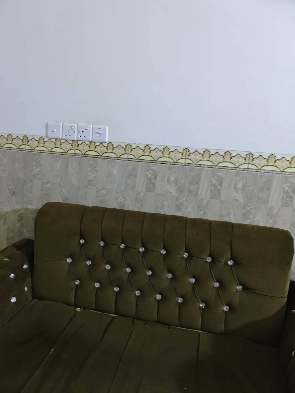 يوجد لدينا تخم عشرة مقعد سعره بلاش بيع مستعجل 200الف حي العامل ***********
