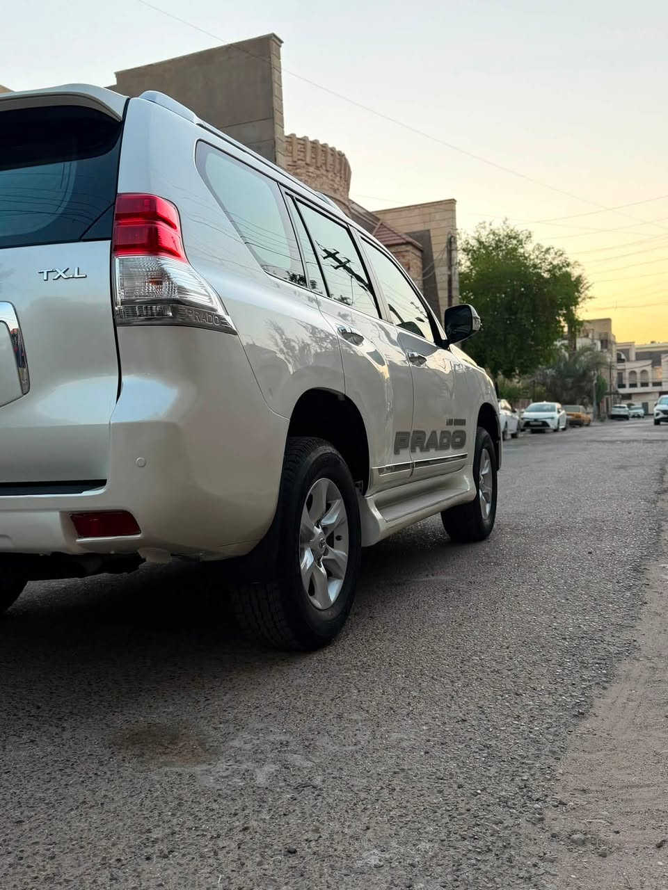 السلام عليكم 
برادو ٢٠١٠ مكفوله كفاله عامه كير ومحرك مكفول مكفوله من الصبغ عدا الدعاميه الخلفيه 
مرايات شفط 
اربع كامرات 
جلد 
٧راكب 
ثلاجه 
٣ قطع تبريد 
تحكمات ستيرن 
٤ سلندر 
ماشيه ١٣٠ 
فورويل 
بغداد بلديات 
***********
